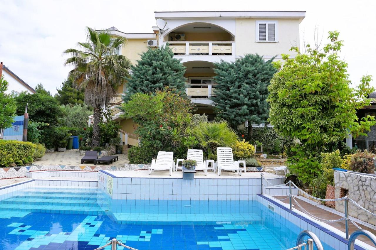 Villa Latina With 6 Apartments And A Shared Pool Vir Luaran gambar