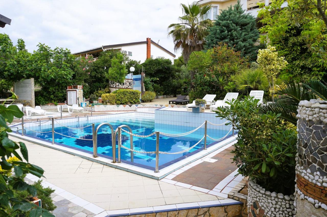 Villa Latina With 6 Apartments And A Shared Pool Vir Luaran gambar