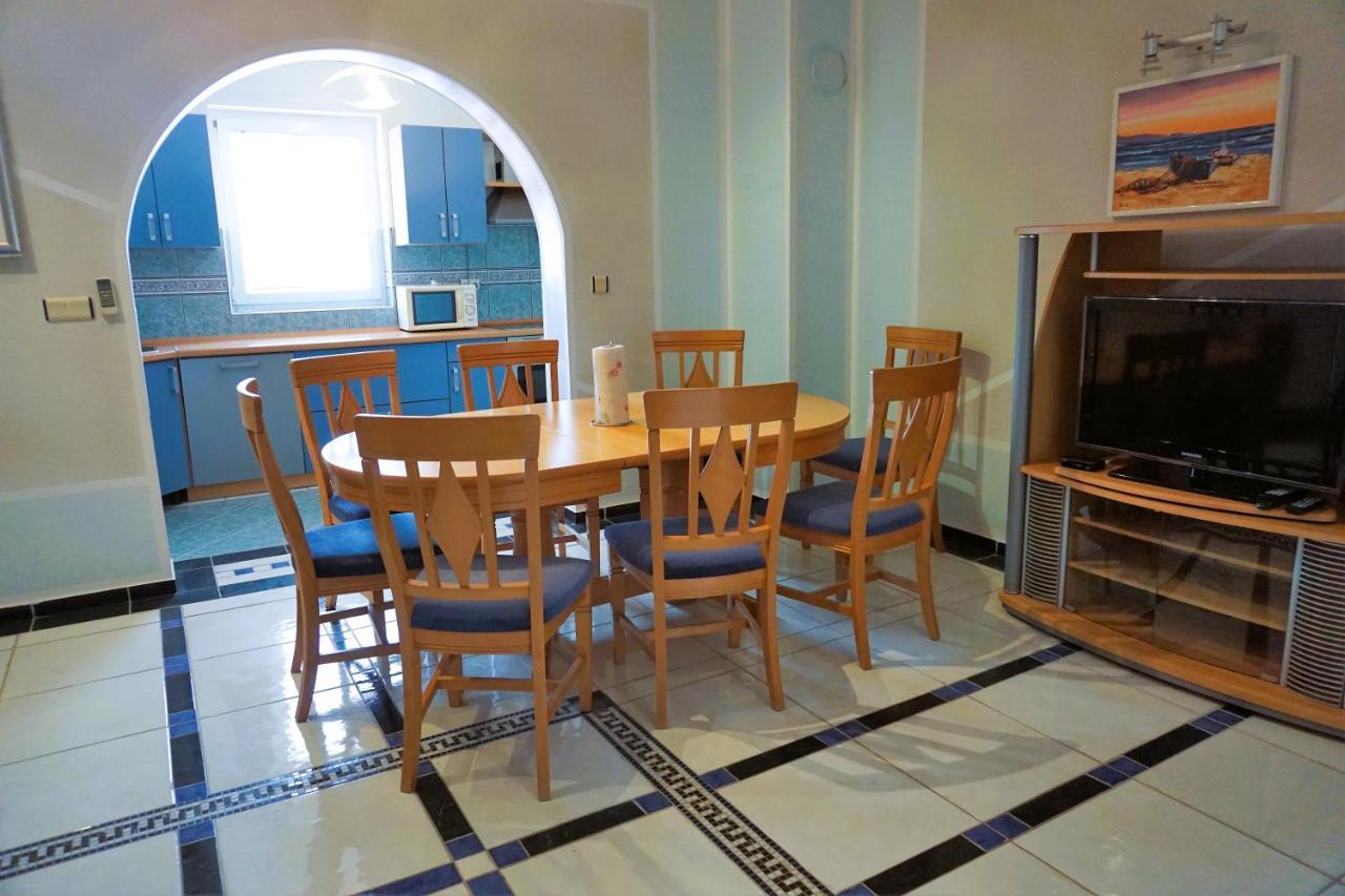 Villa Latina With 6 Apartments And A Shared Pool Vir Luaran gambar