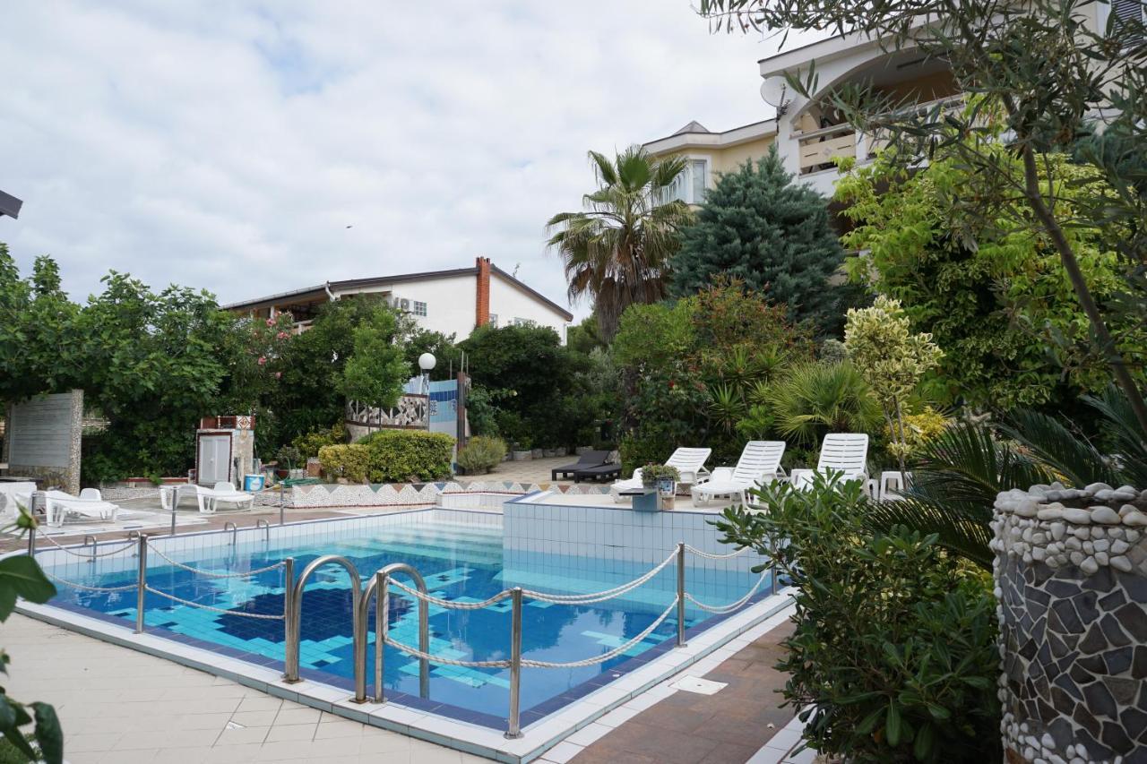 Villa Latina With 6 Apartments And A Shared Pool Vir Luaran gambar